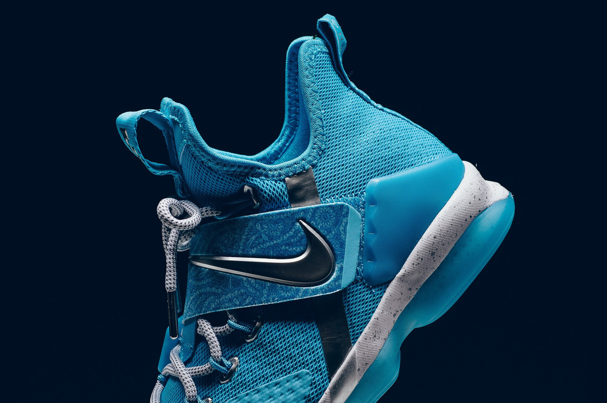 LEBRON SneakerPolitics 04